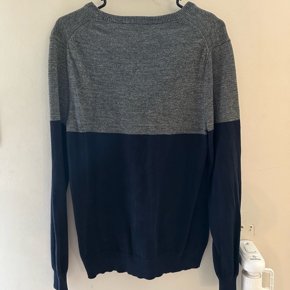 Size medium Express sweater - Picture 2 of 3
